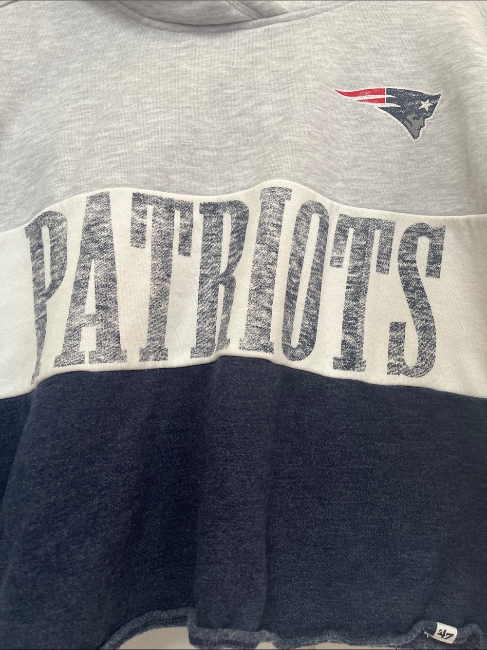 47 Brand Women's New England Patriots Lizzy Cutoff Pullover size M - Picture 3 of 6